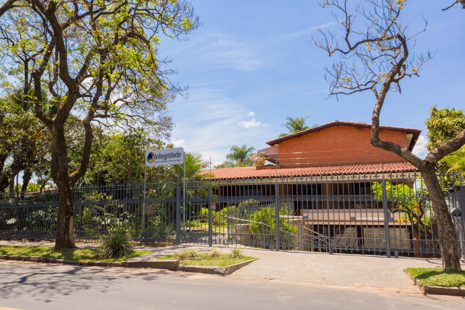 Fachada da casa, vista do jardim